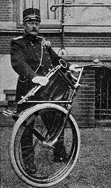 Hauptmann van Wagtendonk mit seinem Faltrad, 1908