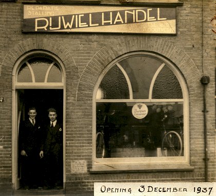 Opening rijwielhandel Oostveen, 1937